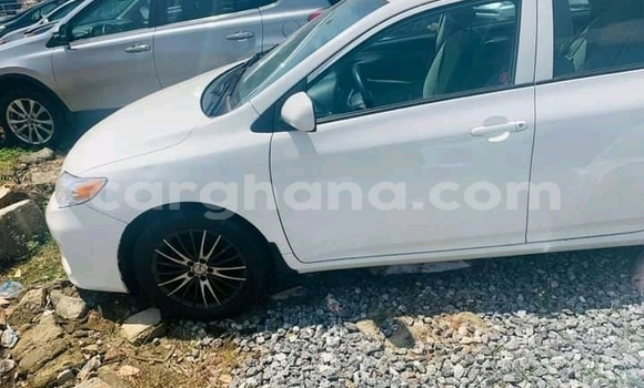 Ra Àlòkù Toyota Corolla funfun Ọkọ̀ in Accra ni Greater Accra Ra Àlòkù Toyota Corolla funfun Ọkọ̀ in Accra ni Greater Accra