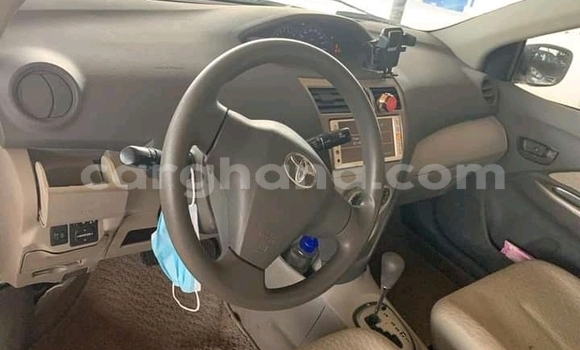 Ra Àlòkù Toyota Belta funfun Ọkọ̀ in Accra ni Greater Accra Ra Àlòkù Toyota Belta funfun Ọkọ̀ in Accra ni Greater Accra