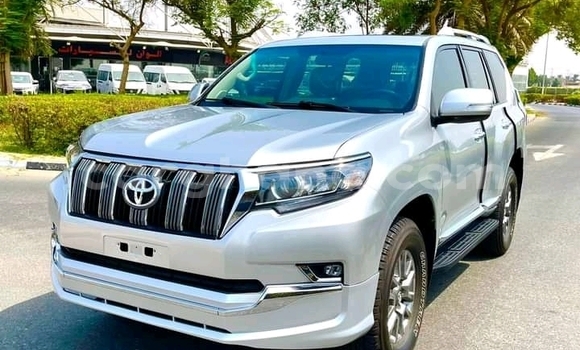 Sayi Na hannu Toyota Prado White Mota in Accra a Greater Accra
