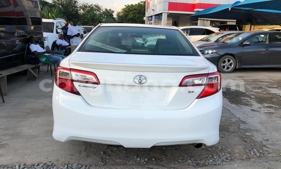 Ra Àlòkù Toyota Camry (Japan) funfun Ọkọ̀ in Sekondi–Takoradi Metropolitan ni Oorun Ra Àlòkù Toyota Camry (Japan) funfun Ọkọ̀ in Sekondi–Takoradi Metropolitan ni Oorun