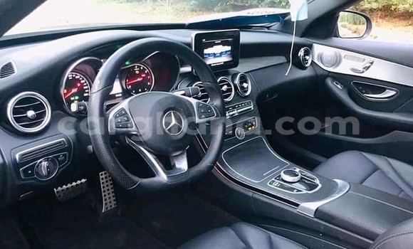 Ra Àlòkù Mercedes‒Benz 300CD Black Ọkọ̀ in Accra ni Greater Accra Ra Àlòkù Mercedes‒Benz 300CD Black Ọkọ̀ in Accra ni Greater Accra