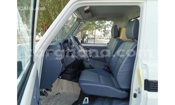 Buy Import Toyota Land Cruiser White Car in Import - Dubai in Ashanti Buy Import Toyota Land Cruiser White Car in Import - Dubai in Ashanti
