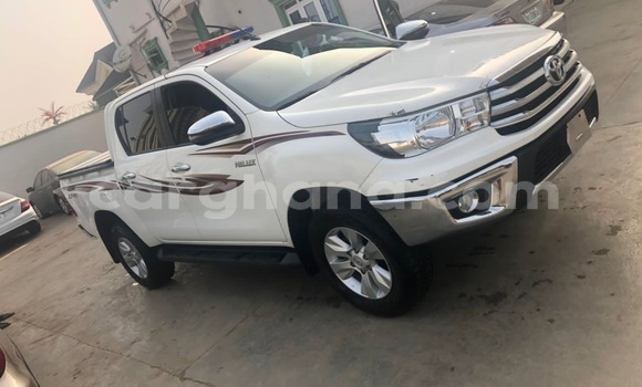 Ra Àlòkù Toyota Hilux funfun Ọkọ̀ in Tema ni Greater Accra