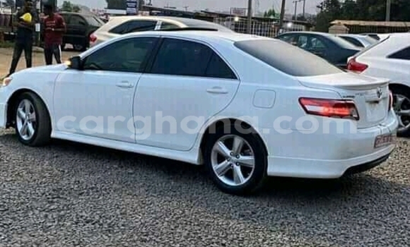 Sayi Na hannu Toyota Camry White Mota in Accra a Greater Accra