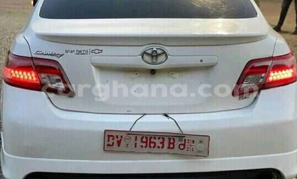 Ra Àlòkù Toyota Camry funfun Ọkọ̀ in Accra ni Greater Accra Ra Àlòkù Toyota Camry funfun Ọkọ̀ in Accra ni Greater Accra