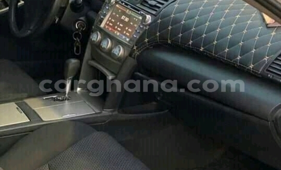Ra Àlòkù Toyota Camry funfun Ọkọ̀ in Accra ni Greater Accra Ra Àlòkù Toyota Camry funfun Ọkọ̀ in Accra ni Greater Accra