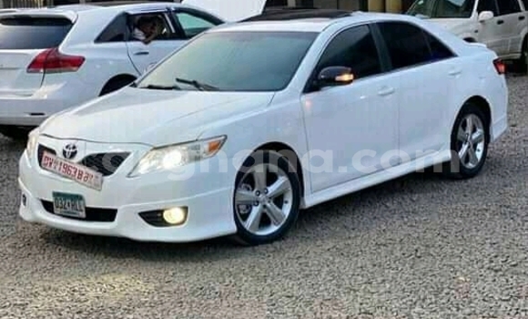 Ra Àlòkù Toyota Camry funfun Ọkọ̀ in Accra ni Greater Accra Ra Àlòkù Toyota Camry funfun Ọkọ̀ in Accra ni Greater Accra