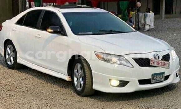 Ra Àlòkù Toyota Camry funfun Ọkọ̀ in Accra ni Greater Accra Ra Àlòkù Toyota Camry funfun Ọkọ̀ in Accra ni Greater Accra