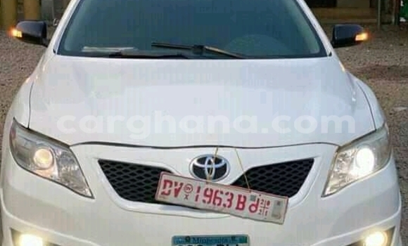 Ra Àlòkù Toyota Camry funfun Ọkọ̀ in Accra ni Greater Accra Ra Àlòkù Toyota Camry funfun Ọkọ̀ in Accra ni Greater Accra