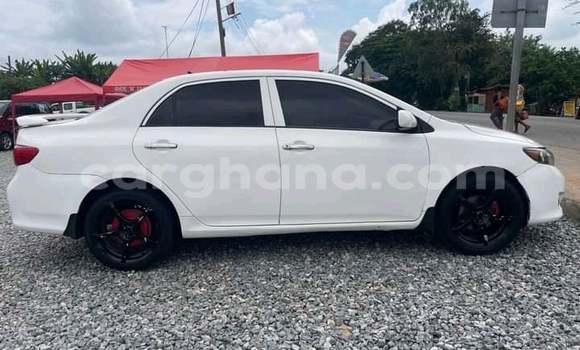 Ra Àlòkù Toyota Corolla funfun Ọkọ̀ in Accra ni Greater Accra Ra Àlòkù Toyota Corolla funfun Ọkọ̀ in Accra ni Greater Accra