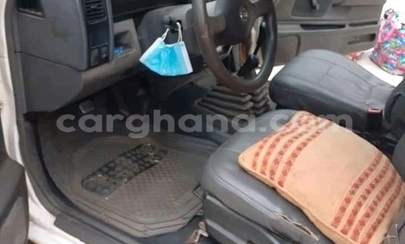 Ra Àlòkù Nissan Hardbody funfun Ọkọ̀ in Accra ni Greater Accra Ra Àlòkù Nissan Hardbody funfun Ọkọ̀ in Accra ni Greater Accra