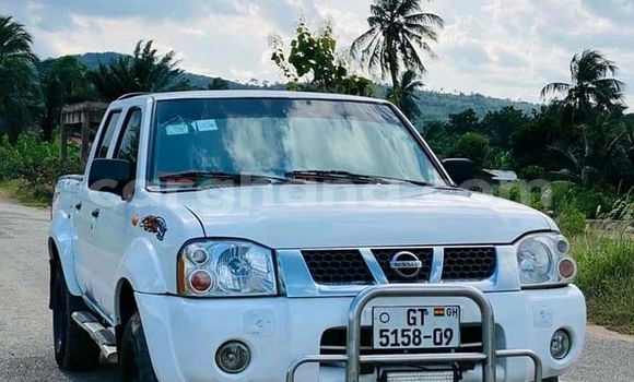 Ra Àlòkù Nissan Hardbody funfun Ọkọ̀ in Accra ni Greater Accra