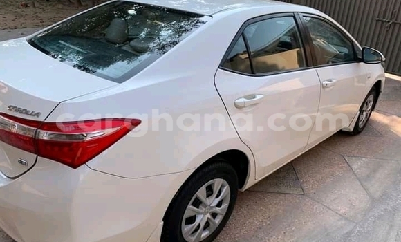 Sayi Na hannu Toyota Corolla White Mota in Accra a Greater Accra