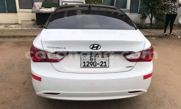 Buy Used Hyundai Elantra White Car in Berekum in Brong-Ahafo