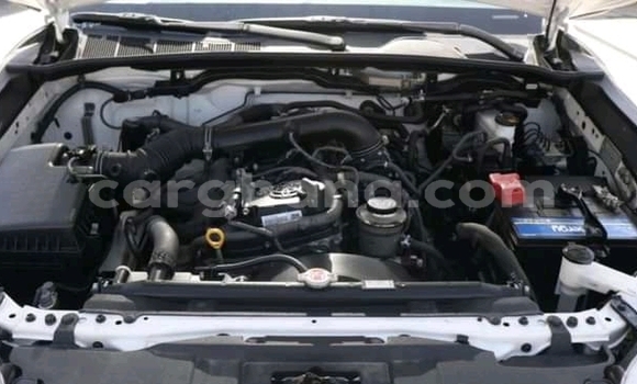 Ra Àlòkù Toyota RAV4 funfun Ọkọ̀ in Accra ni Greater Accra Ra Àlòkù Toyota RAV4 funfun Ọkọ̀ in Accra ni Greater Accra