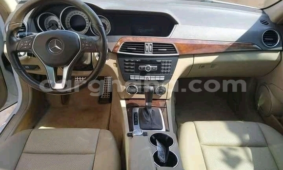 Ra Àlòkù Mercedes‒Benz 190–Series funfun Ọkọ̀ in Accra ni Greater Accra Ra Àlòkù Mercedes‒Benz 190–Series funfun Ọkọ̀ in Accra ni Greater Accra