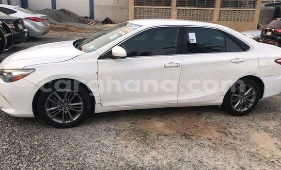 Ra Àlòkù Toyota Camry funfun Ọkọ̀ in Accra ni Greater Accra Ra Àlòkù Toyota Camry funfun Ọkọ̀ in Accra ni Greater Accra