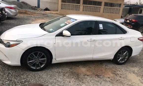 Ra Àlòkù Toyota Camry funfun Ọkọ̀ in Accra ni Greater Accra Ra Àlòkù Toyota Camry funfun Ọkọ̀ in Accra ni Greater Accra