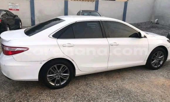 Ra Àlòkù Toyota Camry funfun Ọkọ̀ in Accra ni Greater Accra Ra Àlòkù Toyota Camry funfun Ọkọ̀ in Accra ni Greater Accra