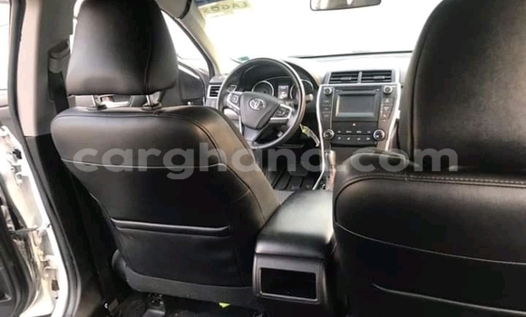 Ra Àlòkù Toyota Camry funfun Ọkọ̀ in Accra ni Greater Accra Ra Àlòkù Toyota Camry funfun Ọkọ̀ in Accra ni Greater Accra