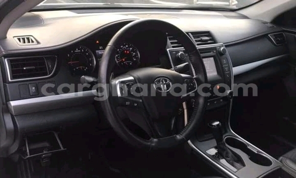 Ra Àlòkù Toyota Camry funfun Ọkọ̀ in Accra ni Greater Accra Ra Àlòkù Toyota Camry funfun Ọkọ̀ in Accra ni Greater Accra