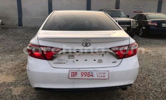 Ra Àlòkù Toyota Camry funfun Ọkọ̀ in Accra ni Greater Accra Ra Àlòkù Toyota Camry funfun Ọkọ̀ in Accra ni Greater Accra