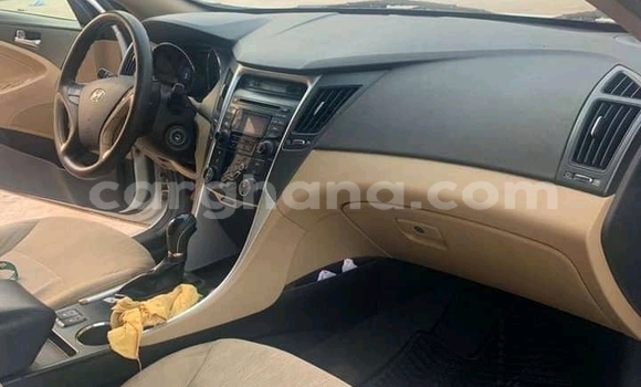Ra Àlòkù Hyundai Elantra funfun Ọkọ̀ in Accra ni Greater Accra Ra Àlòkù Hyundai Elantra funfun Ọkọ̀ in Accra ni Greater Accra