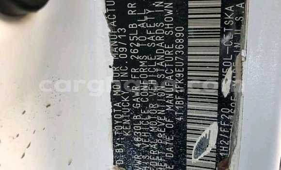 Ra Àlòkù Toyota Camry funfun Ọkọ̀ in Accra ni Greater Accra Ra Àlòkù Toyota Camry funfun Ọkọ̀ in Accra ni Greater Accra