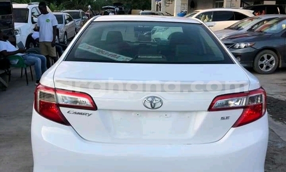 Ra Àlòkù Toyota Camry funfun Ọkọ̀ in Accra ni Greater Accra Ra Àlòkù Toyota Camry funfun Ọkọ̀ in Accra ni Greater Accra