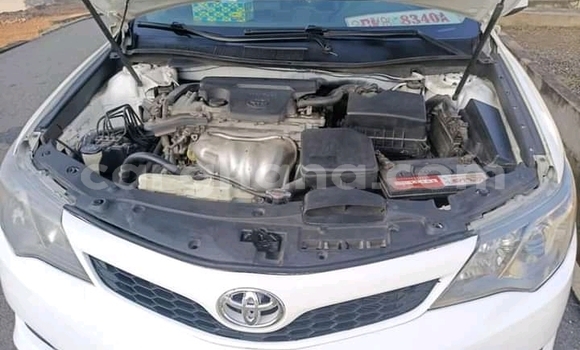 Ra Àlòkù Toyota Camry funfun Ọkọ̀ in Accra ni Greater Accra Ra Àlòkù Toyota Camry funfun Ọkọ̀ in Accra ni Greater Accra