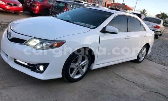 Ra Àlòkù Toyota Camry funfun Ọkọ̀ in Accra ni Greater Accra Ra Àlòkù Toyota Camry funfun Ọkọ̀ in Accra ni Greater Accra