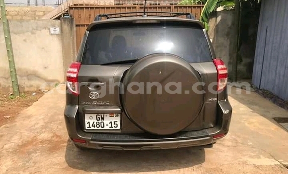 Sayi Na hannu Toyota RAV4 Azurfa Mota in Accra a Greater Accra