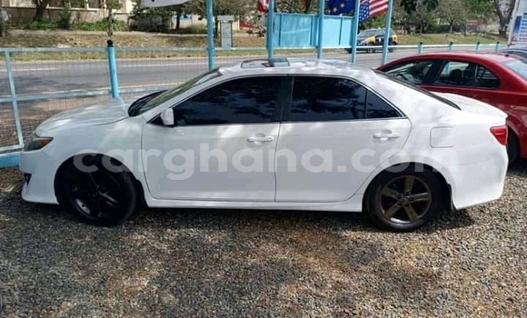 Ra Àlòkù Toyota Camry funfun Ọkọ̀ in Accra ni Greater Accra Ra Àlòkù Toyota Camry funfun Ọkọ̀ in Accra ni Greater Accra