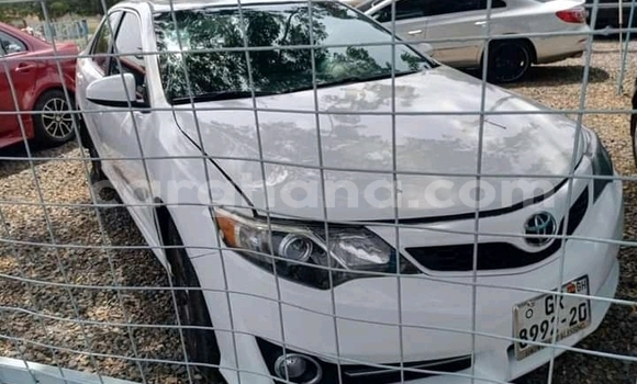 Ra Àlòkù Toyota Camry funfun Ọkọ̀ in Accra ni Greater Accra Ra Àlòkù Toyota Camry funfun Ọkọ̀ in Accra ni Greater Accra