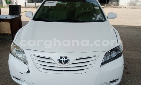Ra Àlòkù Toyota Camry funfun Ọkọ̀ in Tema ni Greater Accra