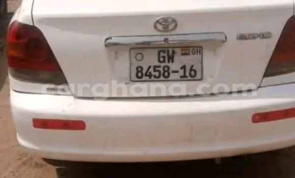 Ra Àlòkù Toyota Yaris funfun Ọkọ̀ in Accra ni Greater Accra Ra Àlòkù Toyota Yaris funfun Ọkọ̀ in Accra ni Greater Accra