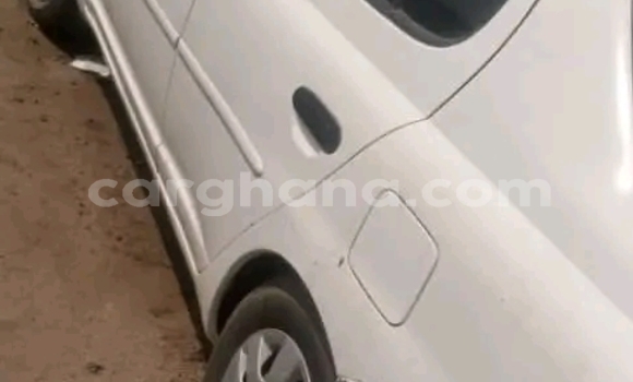 Ra Àlòkù Toyota Yaris funfun Ọkọ̀ in Accra ni Greater Accra Ra Àlòkù Toyota Yaris funfun Ọkọ̀ in Accra ni Greater Accra