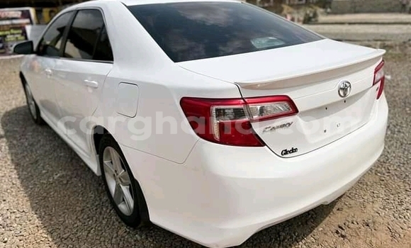 Sayi Na hannu Toyota Camry White Mota in Accra a Greater Accra Sayi Na hannu Toyota Camry White Mota in Accra a Greater Accra