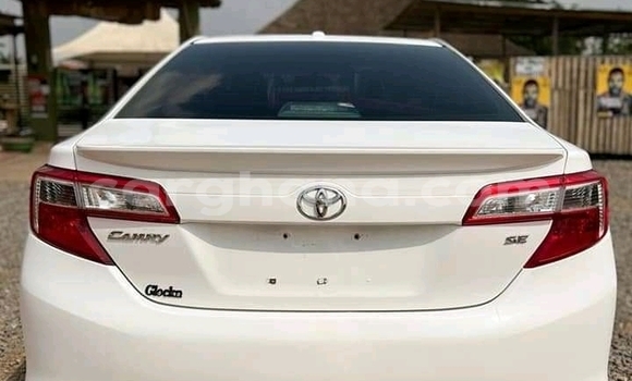 Sayi Na hannu Toyota Camry White Mota in Accra a Greater Accra Sayi Na hannu Toyota Camry White Mota in Accra a Greater Accra