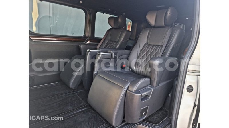 Big with watermark toyota granvia ashanti import dubai 40220