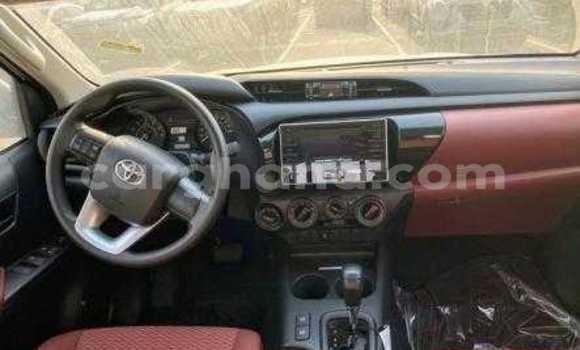 Ra Àlòkù Toyota Hilux funfun Ọkọ̀ in Tema ni Greater Accra Ra Àlòkù Toyota Hilux funfun Ọkọ̀ in Tema ni Greater Accra