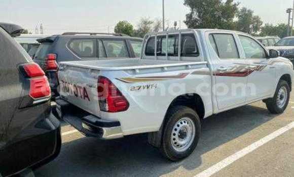Ra Àlòkù Toyota Hilux funfun Ọkọ̀ in Tema ni Greater Accra Ra Àlòkù Toyota Hilux funfun Ọkọ̀ in Tema ni Greater Accra