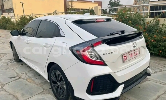 Ra Àlòkù Honda Civic funfun Ọkọ̀ in Accra ni Greater Accra Ra Àlòkù Honda Civic funfun Ọkọ̀ in Accra ni Greater Accra