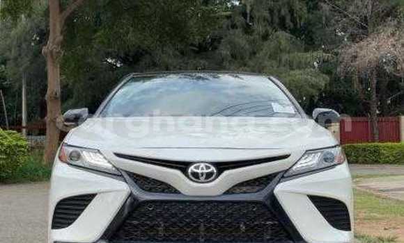 Ra Àlòkù Toyota Camry funfun Ọkọ̀ in Tema ni Greater Accra Ra Àlòkù Toyota Camry funfun Ọkọ̀ in Tema ni Greater Accra