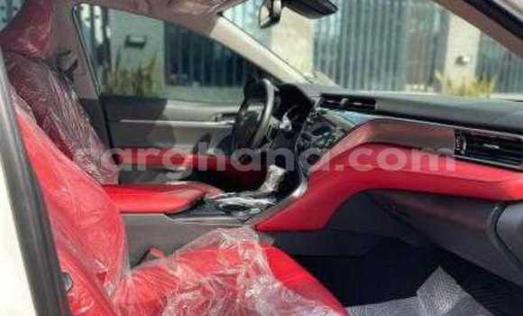 Ra Àlòkù Toyota Camry funfun Ọkọ̀ in Tema ni Greater Accra Ra Àlòkù Toyota Camry funfun Ọkọ̀ in Tema ni Greater Accra