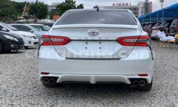 Ra Àlòkù Toyota Camry funfun Ọkọ̀ in Tema ni Greater Accra Ra Àlòkù Toyota Camry funfun Ọkọ̀ in Tema ni Greater Accra