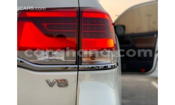 Sayi Imported Toyota Land Cruiser White Mota in Import - Dubai a Ashanti Sayi Imported Toyota Land Cruiser White Mota in Import - Dubai a Ashanti