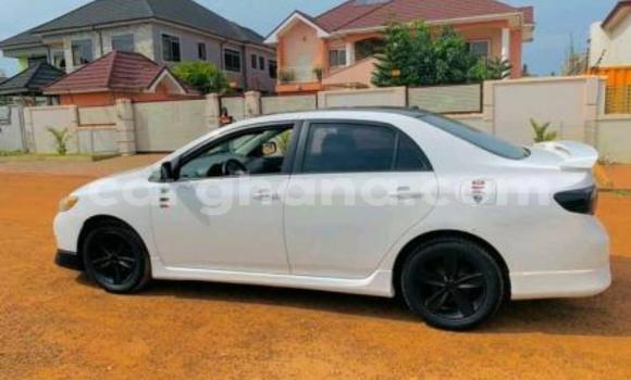 Sayi Na hannu Toyota Corolla White Mota in Accra a Greater Accra