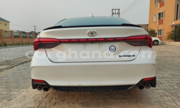Sayi Na hannu Toyota Avalon White Mota in Tema a Greater Accra Sayi Na hannu Toyota Avalon White Mota in Tema a Greater Accra
