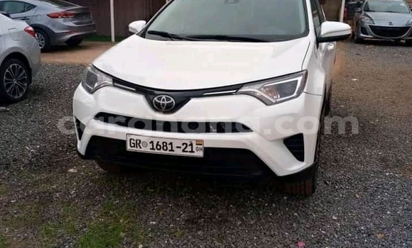 Ra Àlòkù Toyota RAV4 funfun Ọkọ̀ in Accra ni Greater Accra Ra Àlòkù Toyota RAV4 funfun Ọkọ̀ in Accra ni Greater Accra